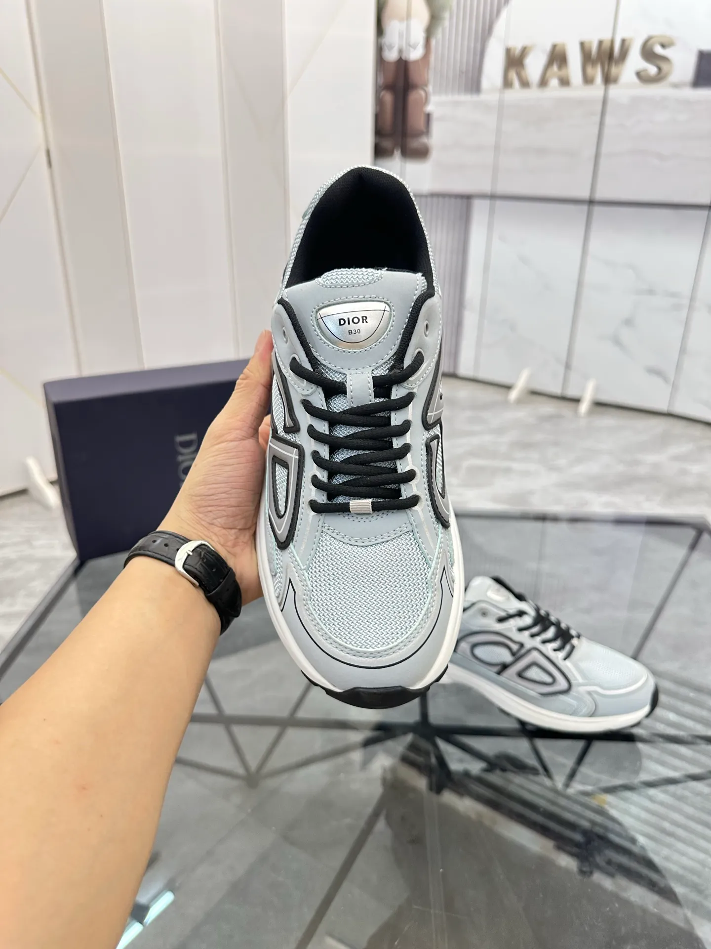 Men's shoes: 💰P400¥ Available in Guangzhou Product trademark: Dior* "Dior*" low-top casual shoes Regular size: 35-46 (can be customized to 47) Couple style Product materials: Upper imported cowhide stitched with original fabric, breathable lining, ultra-light foam original outsole. No.: 007